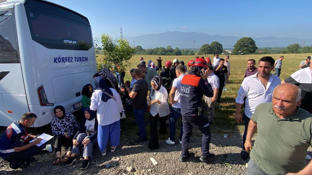 Tır ile servis midibüsü kafa kafaya çarpıştı: 1'i ağır 26 yaralı 2